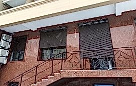 Коричневые рольставни на окна.